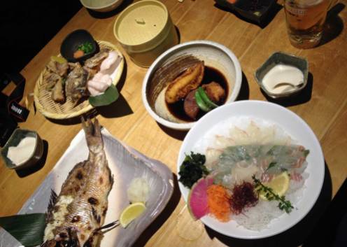 Japanisches Essen besteht oft aus frischem Fisch.