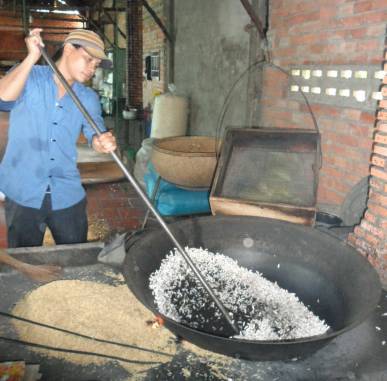 Neben Reispapier wird in Can Tho auch Puffreis hergestellt.