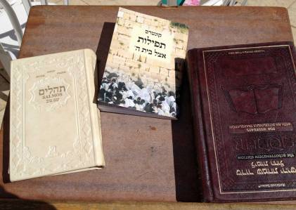 Gebetbücher auf Hebräisch an der Klagemauer in Jerusalem in Israel