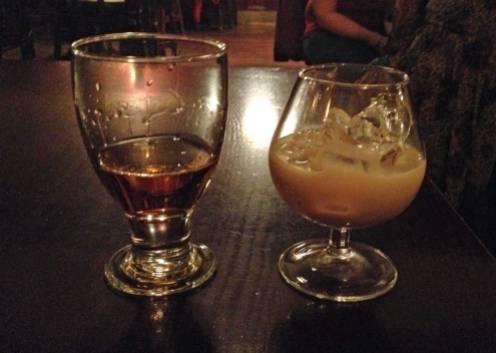 Wer lieber "harte" Getränke trinken möchte, ist mit Whiskey und Baileys gut beraten.