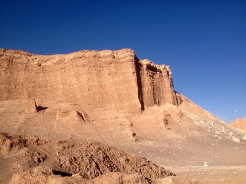 Die vorherrschenden Farben in der Atacama-Wüste: Azurblau und Sand.