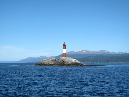 Der Leuchtturm Faro Les Éclaireurs wartet auf einer unbewohnten Insel im Beagle-Kanal auf Touristen.